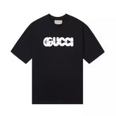 Camiseta GUCCІ x BALENCIAGA Estampa de Logo - Preta