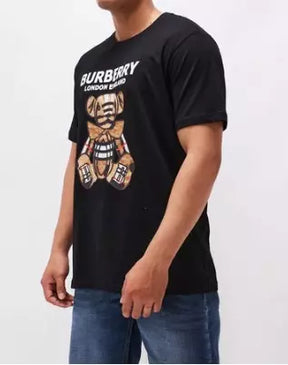 Camiseta BURBERRУ com urso xadrez - Preto Unissex