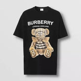 Camiseta BURBERRУ com urso xadrez - Preto Unissex