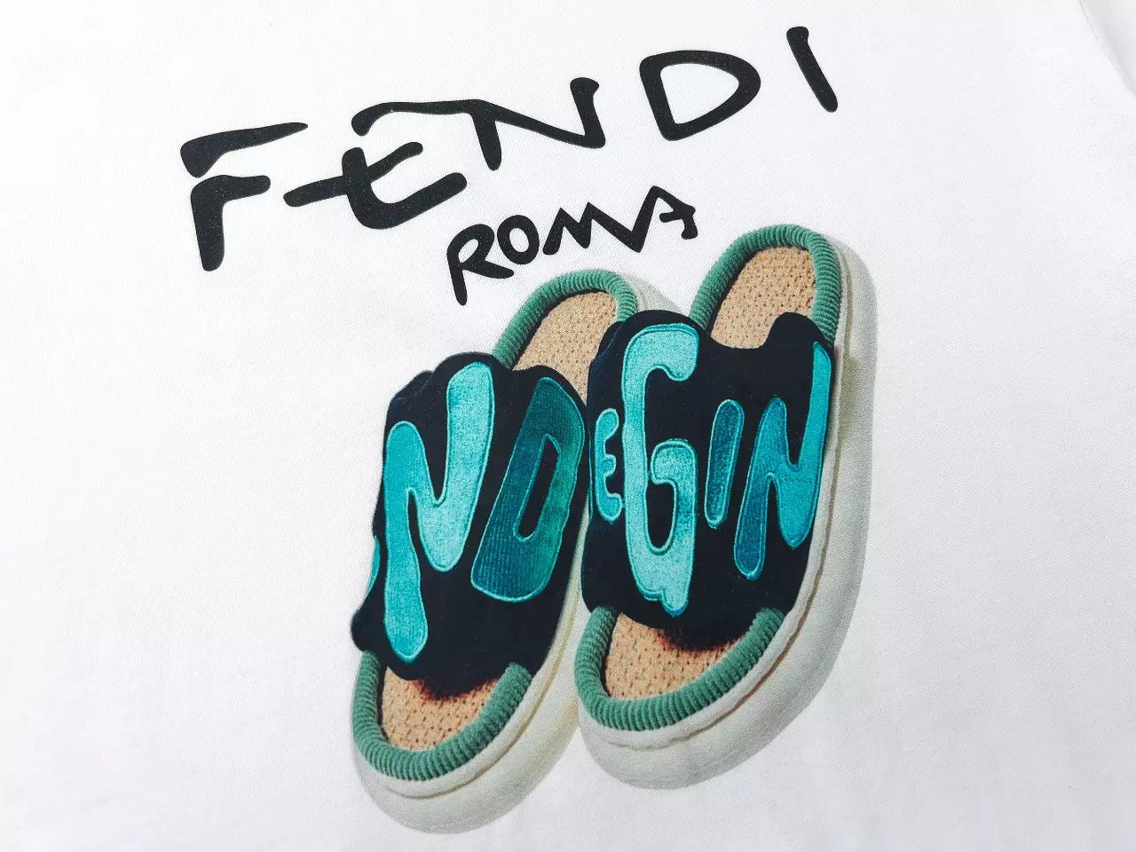 Camiseta FENDІ Roma Chinelo - Branca